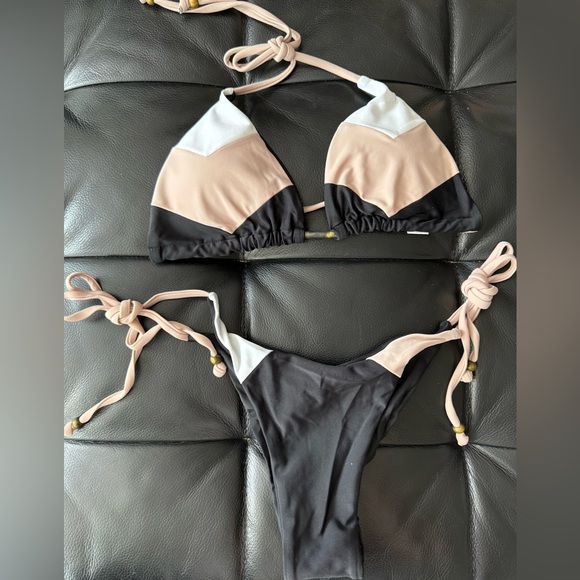 Chic Neutral Color-Block Bikini - Effortless Elegance for the Beach! - Picture 8 of 12